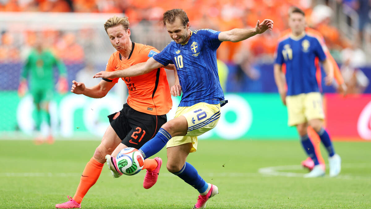 Benjamin Nygren (n.º 10), de Suecia, controla el balón ante Frenkie de Jong (n.º 21), de los Países Bajos, durante el partido del Grupo F de la Copa Mundial de la FIFA efectuado el 20 de junio de 2026 en Houston, Texas.