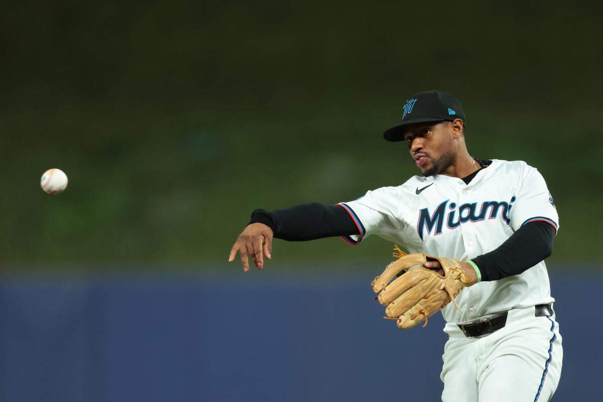 El segunda base de los Marlins Xavier Edwards tira a primera en una jugada en el cuarto inning del partido ante los Nacionales de Washington, celebrado el 8 de septiembre de 2025 en Miami.