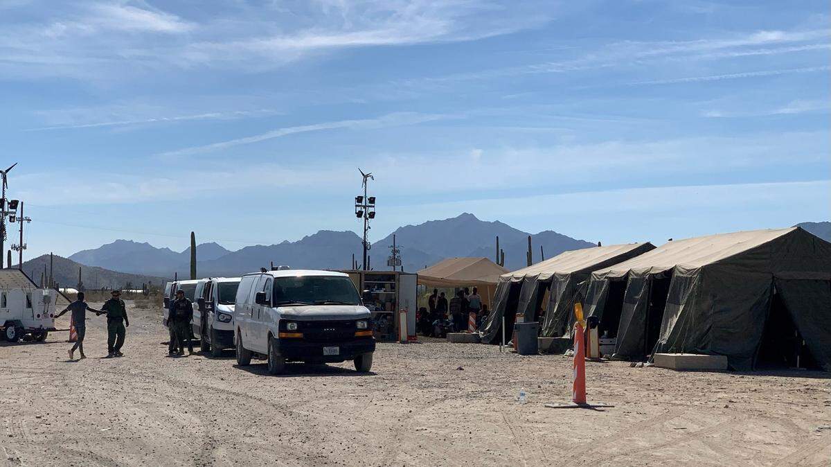 Agentes de la Patrulla de Fronteras del Sector Tucson administran un centro de procesamiento migratorio en Lukeville, Arizona, cerca de la frontera con México, el 3 de noviembre de 2023.