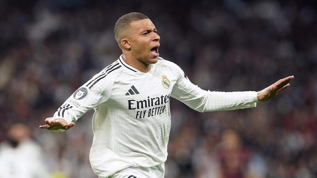 El delantero del Real Madrid Kylian Mbappé celebra tras anotar un gol ante el Manchester City, en el partido de vuelta de la repesca de la Liga de Campeones, celebrado el 19 de febrero de 2025 en el estadio Santiago Bernabéu de Madrid.