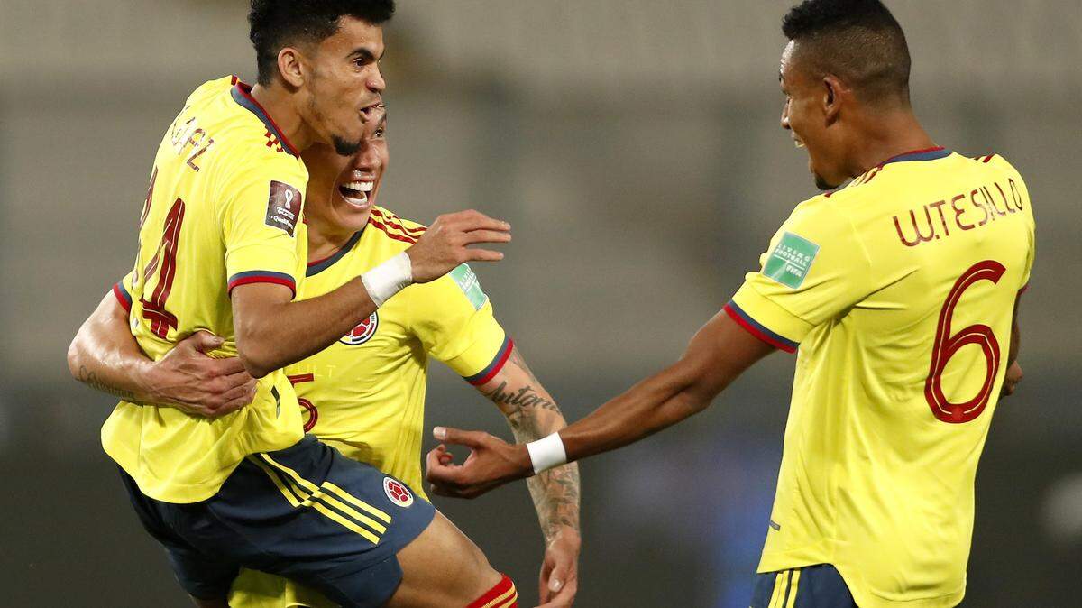 LIMA, PERU - JUNE 03: Luis Díaz of Colombia celebrates with teammate Mateus Uribe and William Tesillo after scoring the third goal of his team during a match between Peru and Colombia as part of South American Qualifiers for Qatar 2022 at Estadio Nacional de Lima on June 03, 2021 in Lima, Peru. (Photo by Paolo Aguilar - Pool/Getty Images)