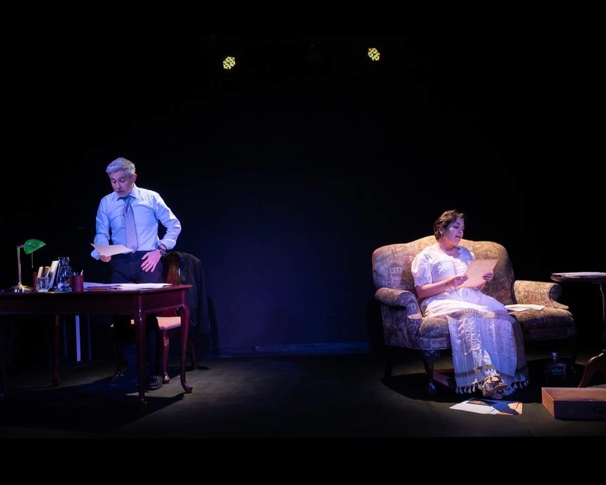 Grettel Trujillo y Xavier Coronel en “Cartas de Amor”, de A.R. Gurney, que se presentó en la sala La Cuarta Pared.