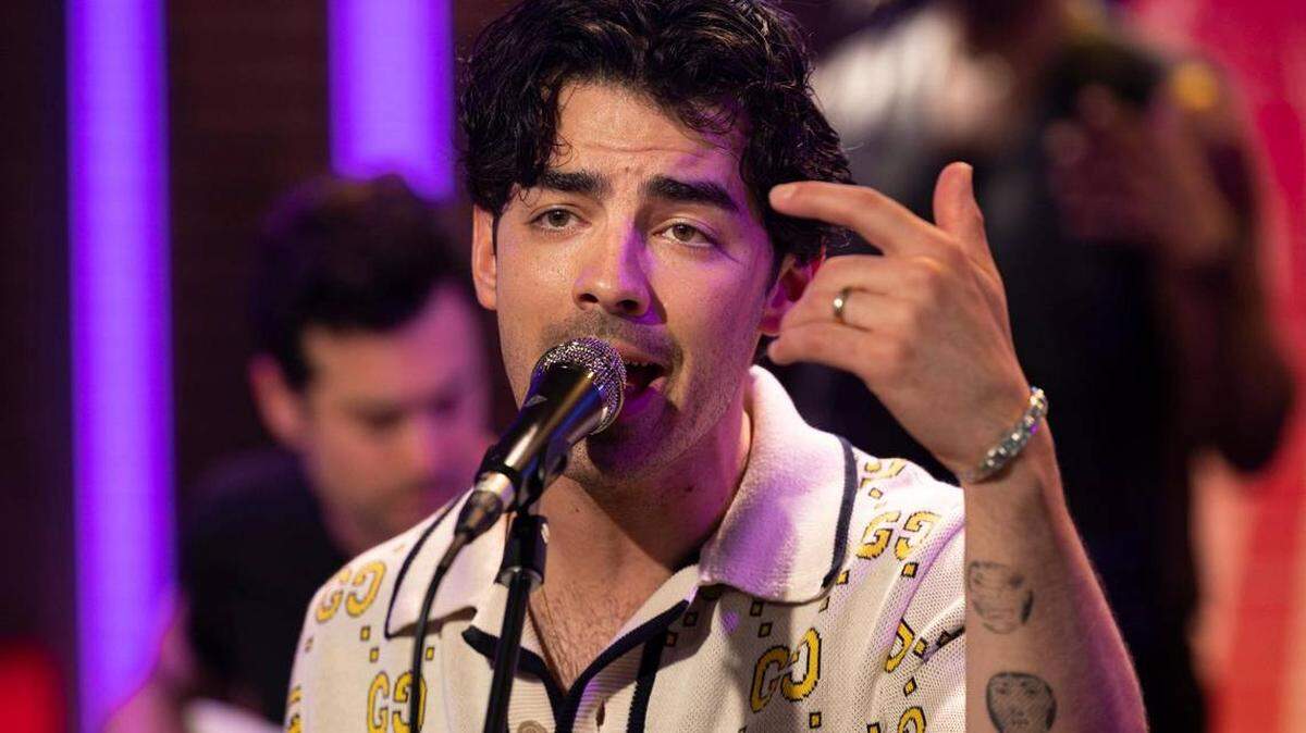Joe Jonas canta durante la semana inaugural de su nuevo estudio, el 5 de mayo de 2023, en Miami Beach. Los Jonas Brothers promocionaron su nuevo álbum, que saldrá al mercado la semana entrante.
