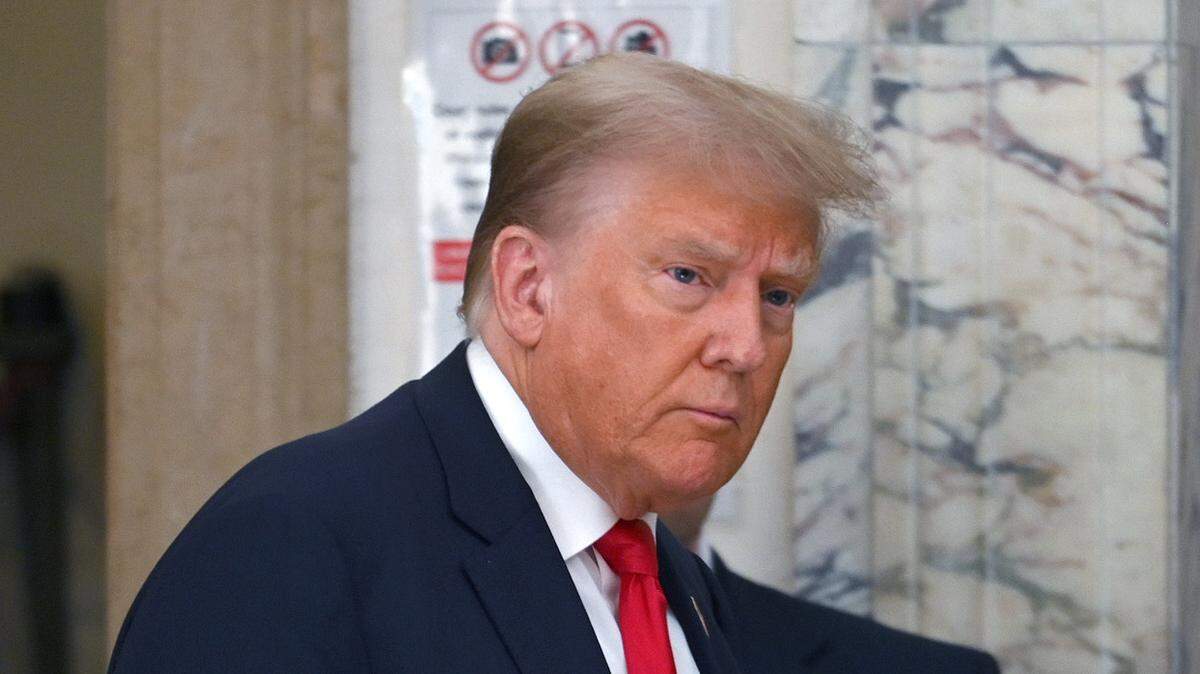 El expresidente Donald Trump se dirige al tribunal en la Corte Suprema de Manhattan, para su juicio civil por cometer fraude, el 4 de octubre de 2023, en Nueva York.