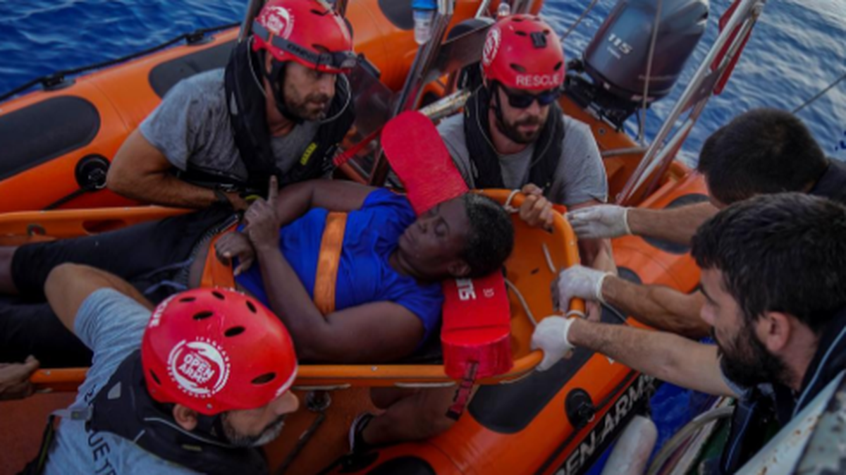 Marc Gasol, pívot español de los Grizzlies de Memphis, participó este martes a bordo de la embarcación Astral de la ONG Proactiva Open Arms en el rescate de una mujer camerunesa que naufragó en aguas del Mediterráneo cuando pretendía alcanzar las costas europeas.