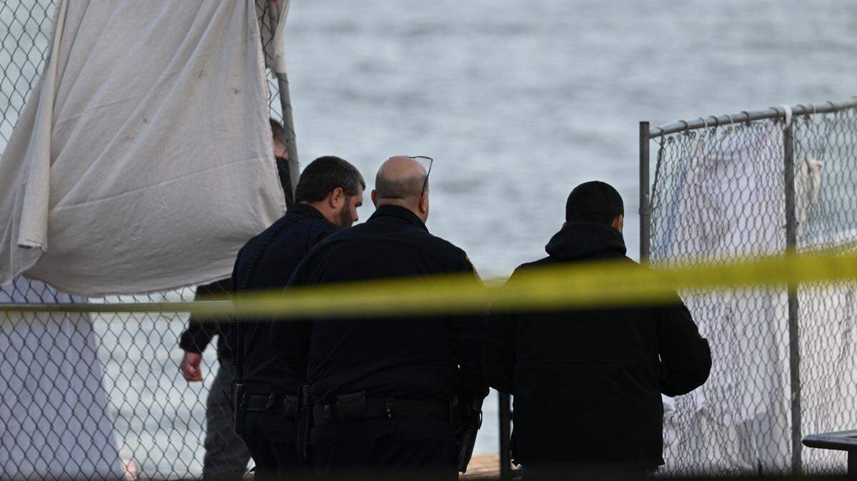 Foto de archivo del 23 de marzo de 2025 que muestra a agentes policiales investigando el lugar donde fue encontrado un cuerpo cerca del río Hudson, Nueva York.