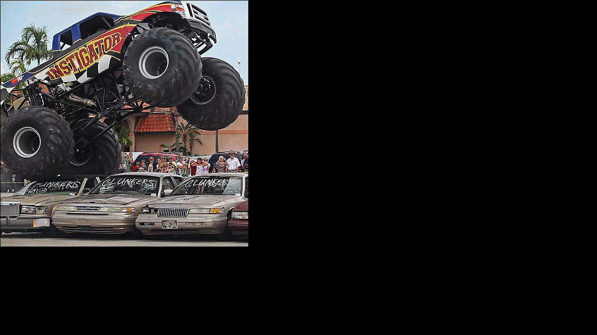 El camión monstruo 'Instigator', del concesionario de autos Sawgrass Ford, en Sunrise, aplasta seis automóviles viejos, que serán destinados a chatarra.