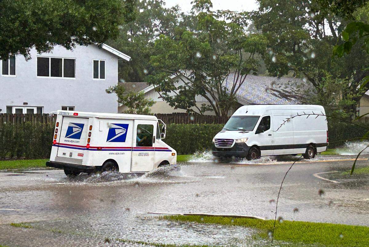 Calles inundadas el lunes por la tarde, 17 de abril de 2023, en la subdivisión Rock Creek de Cooper City en el oeste del condado de Broward. Las tormentas arrojaron más lluvia intensa sobre un suelo ya saturado.