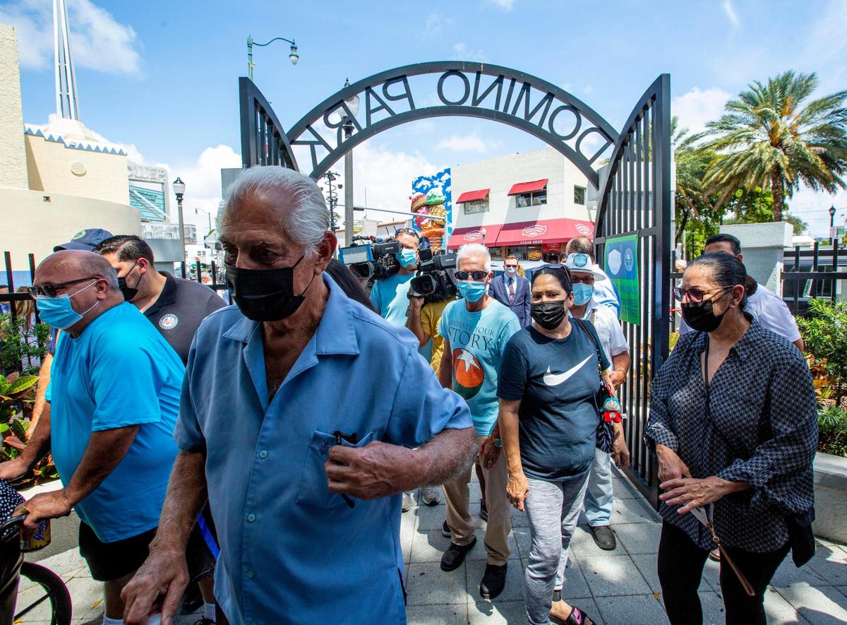 Los visitantes regresan al Parque del Dominó, atractivo turístico de la Pequeña Habana.