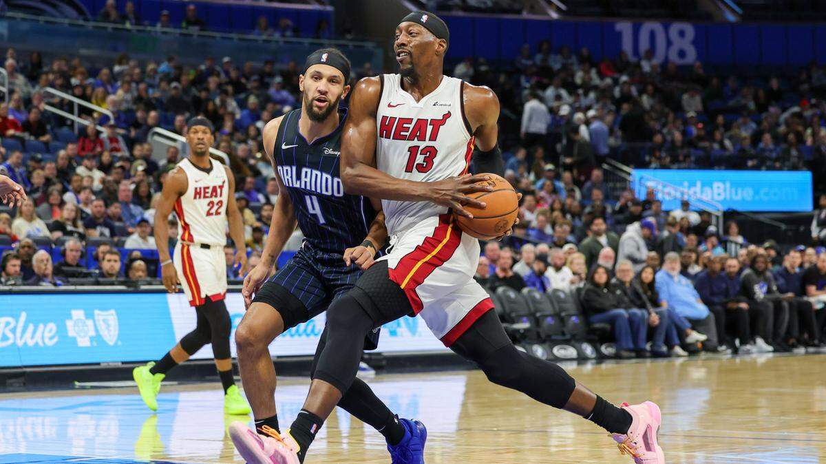 Bam Adebayo (der.) llevó el peso ofensivo ante el Magic de Orlando con 22 puntos y 11 rebotes. Lo secundó Jimmy Butler con 15 cartones y Herro con 12.
