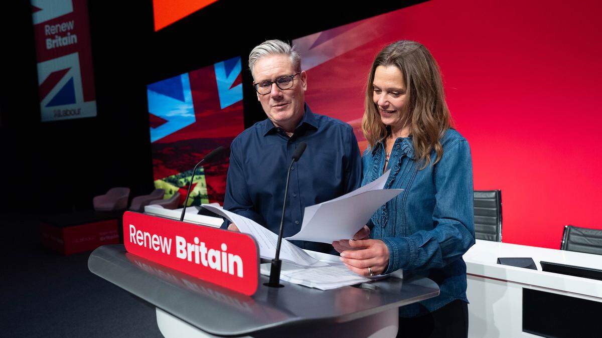 El primer ministro Sir Keir Starmer, con su esposa Lady Victoria Starmer, ensayan su discurso inaugural en la conferencia del Partido Laborista antes de dirigirse a los delegados en Liverpool el martes, 29 de septiembre de 2025.