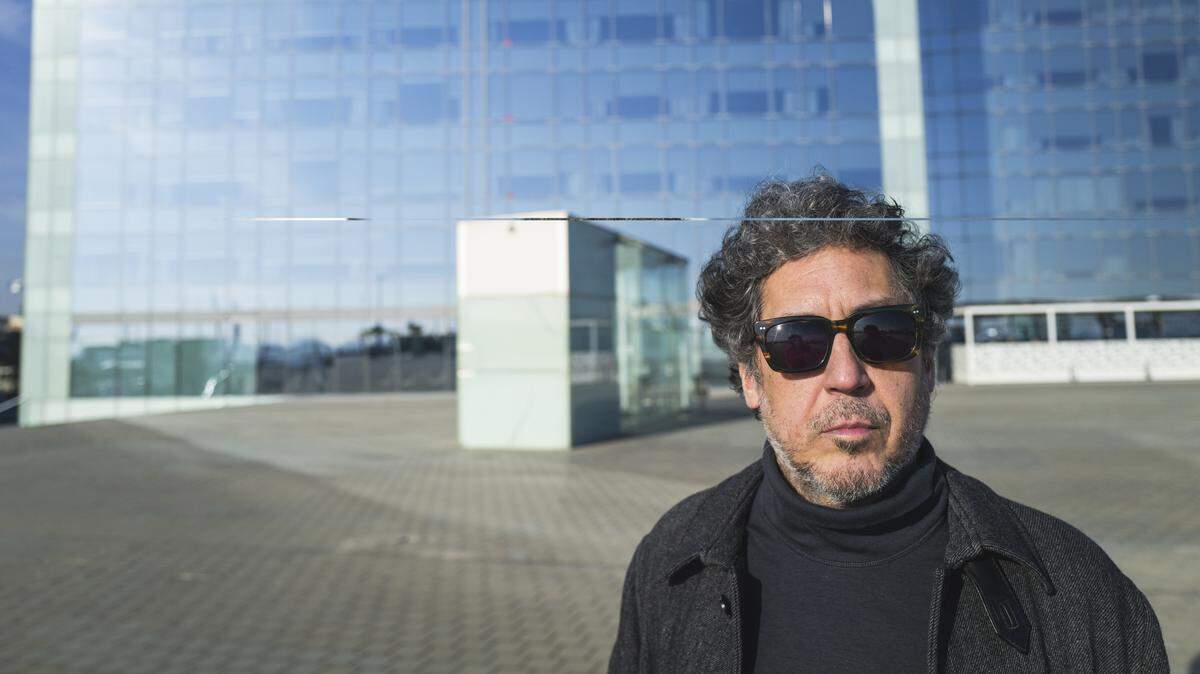 Jorge Ferrer llega a la Feria del Libro de Miami 2025 con “Entre Rusia y Cuba: Contra la memoria y el olvido” (Ladera Norte, 2024), un libro que cruza recuerdos familiares, historia política y reflexión sobre el exilio. 
