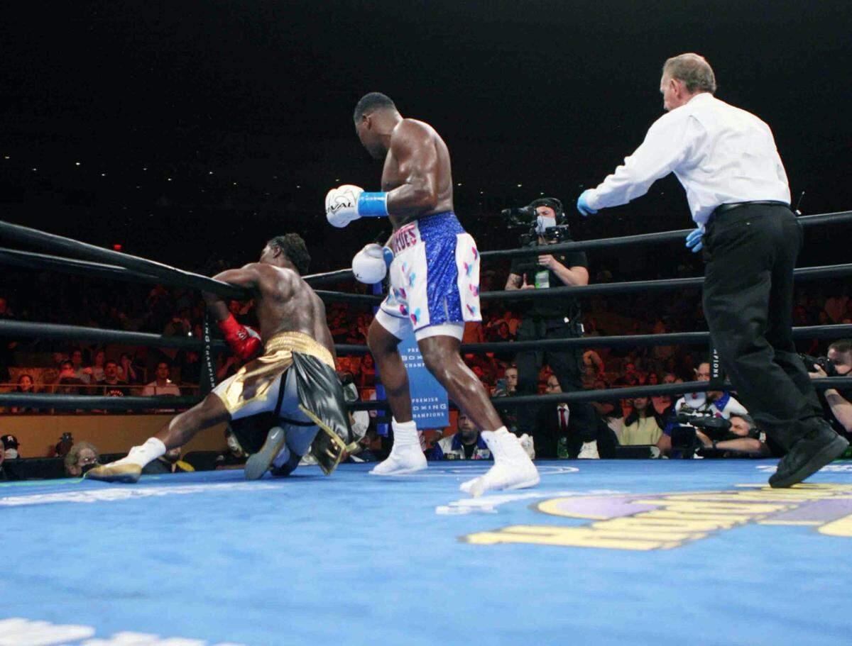 Luis Ortiz sacó su casta para vencer al peligroso Charles Martin y ganarse un puesto de retador obligatorio para el campeón de la Federación Internacional del Boxeo, Oleksandr Usyk.