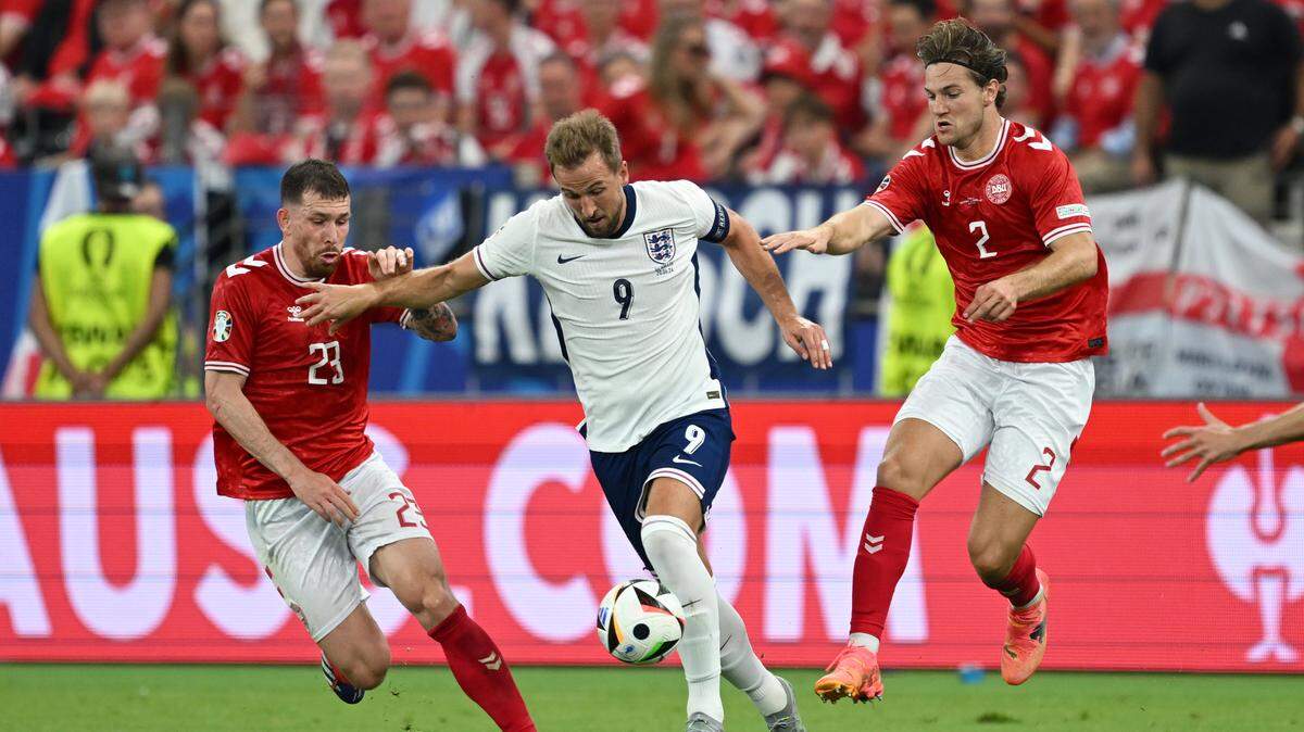El delantero de Inglaterra Harry Kane (centro) anotó el gol de su selección en el empate 1-1 ante Dinamarca, en el partido del Grupo C de la Eurocopa celebrado el 20 de junio de 2024 en Fráncfort, Alemania.