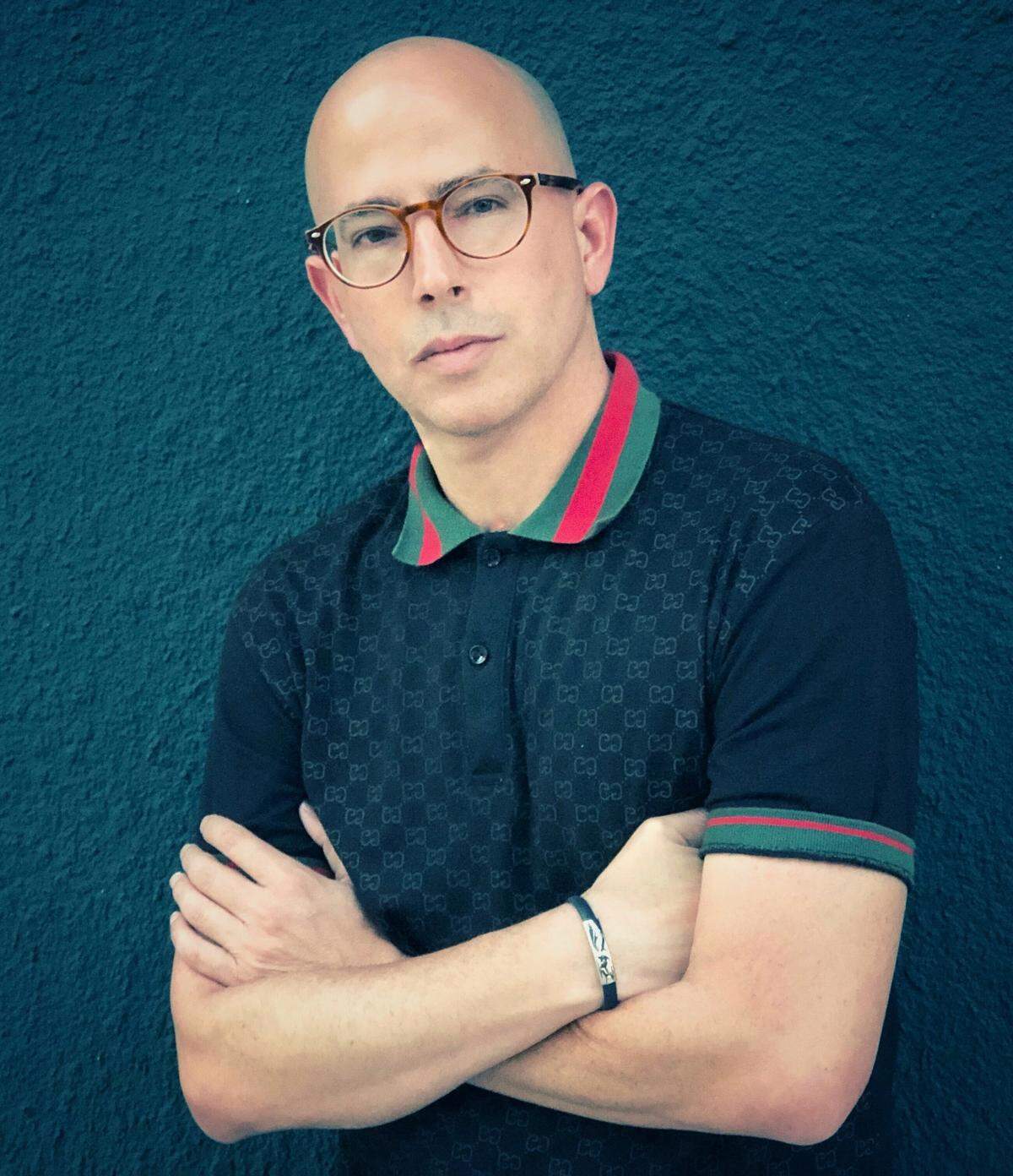 Carlos Pintado publicó recientemente dos obras: ‘Music for Bamboo Strings’/ ‘Música para cuerdas de bambú’ (Sundial House), libro bilingüe traducido por Lawrence Schimel, y ‘El Árbol Rojo’ (Ediciones Furtivas).