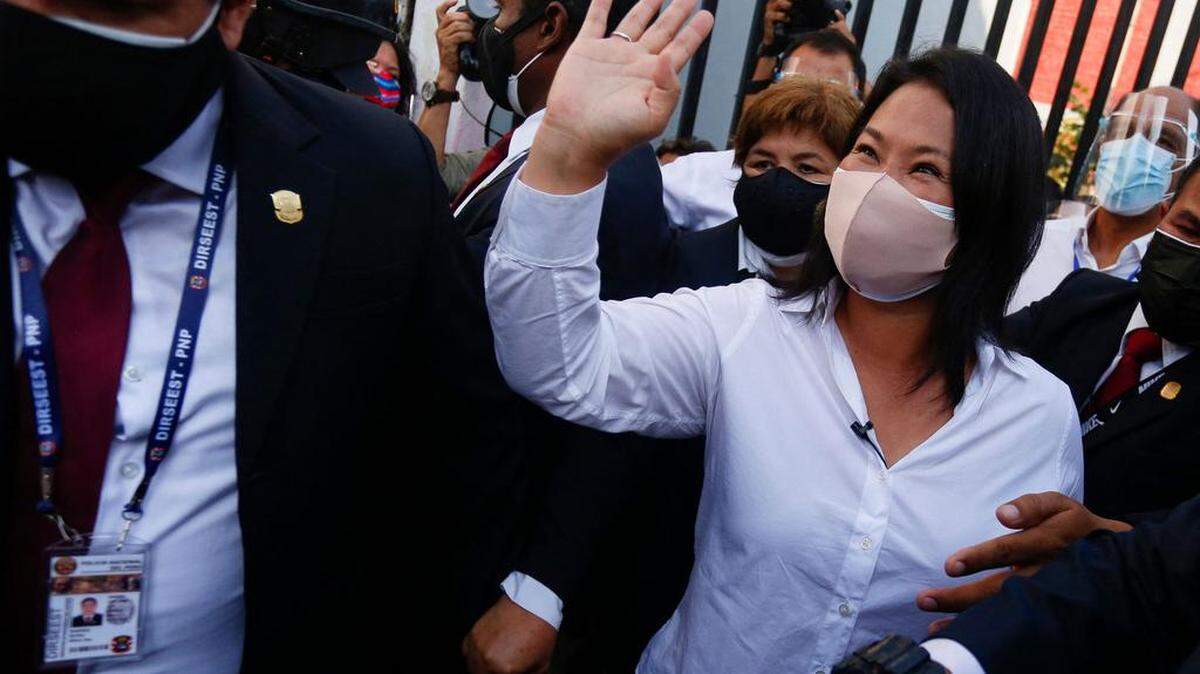 La candidata presidencial peruana por el Partido Fuerza Popular, Keiko Fujimori, saluda a sus partidarios después de emitir su voto frente a un colegio electoral en Lima durante las elecciones generales del 11 de abril de 2021.