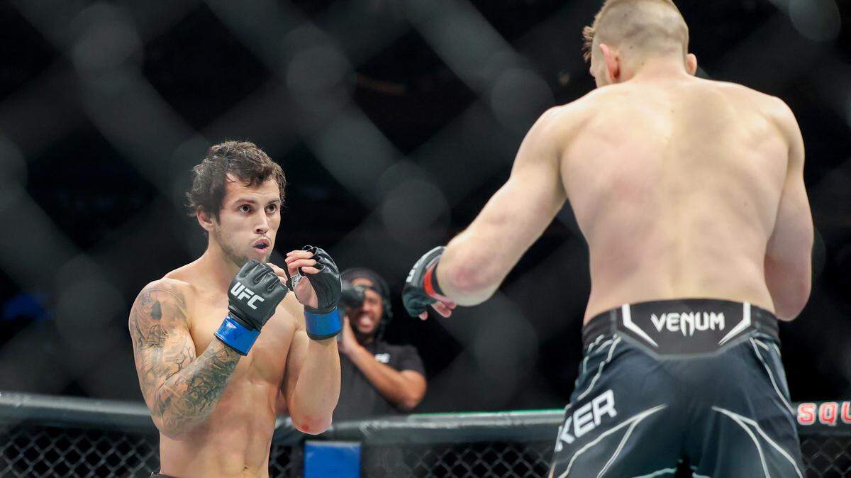 Claudio Puelles (izq.) perdió con el veterano Dan Hooker en el evento UFC 281 en noviembre del 2022.