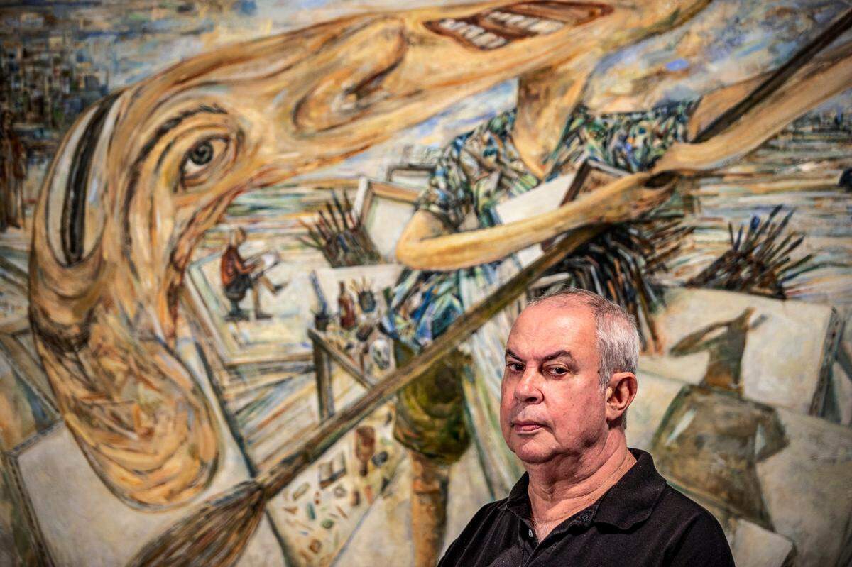 El artista Arturo Rodríguez frente a su obra “Variation on Courbet (The Meeting) IV”, 2021, que forma parte de la exhibición ‘Terra Incognita’ en LnS Gallery.