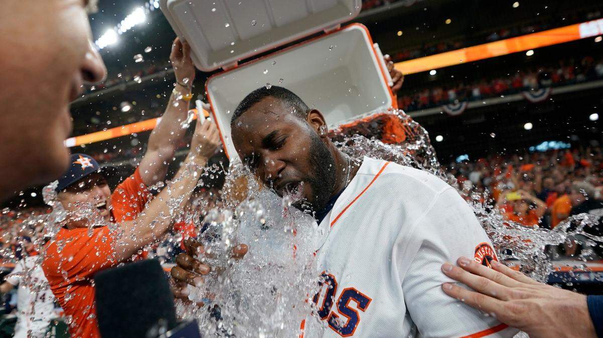 El bateador designado de los Astros, Yordan Álvarez, celebra con sus compañeros de equipo después de conectar un jonrón de tres carreras en el noveno inning ante los Marineros de Seattle que le dio el triunfo a la novena de Houston, en el Juego 1 de la Serie de División de la Liga Americana.