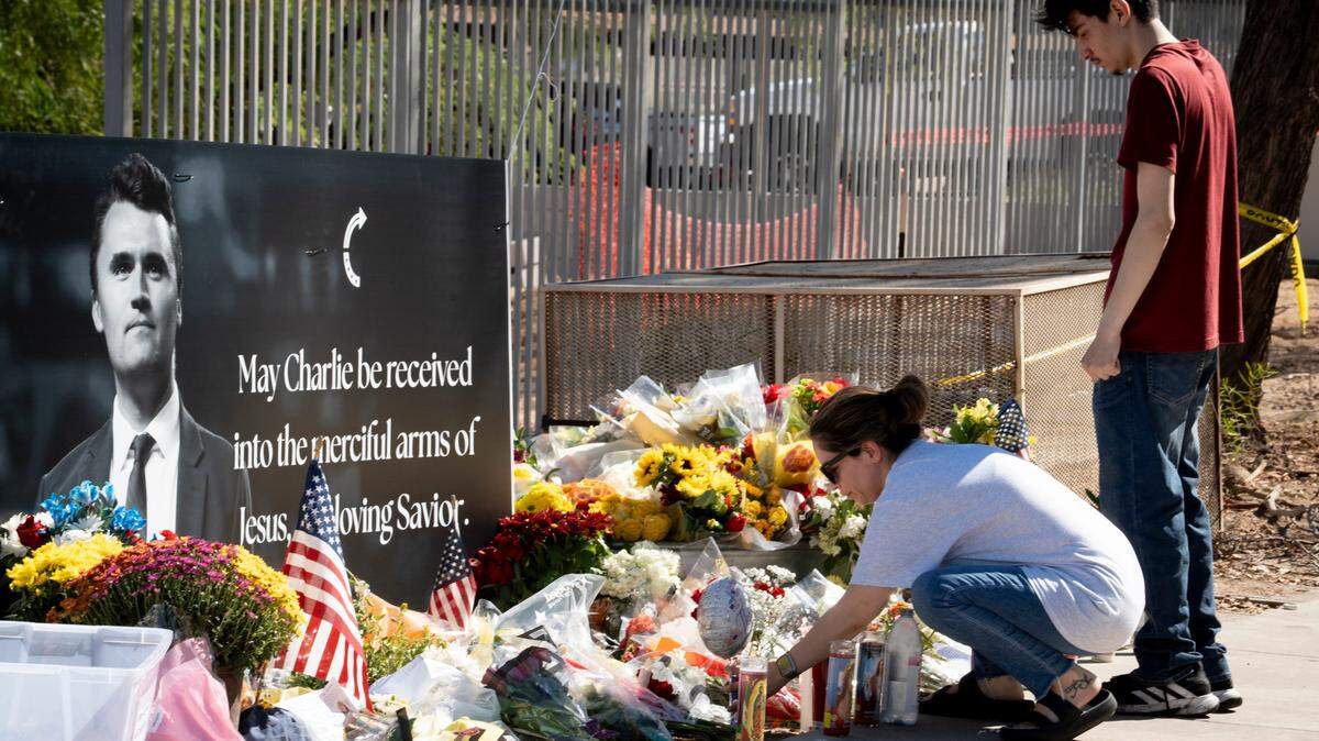 Seguidores visitan un memorial por Charlie Kirk en la sede de Turning Point en Phoenix el 11 de septiembre de 2025.