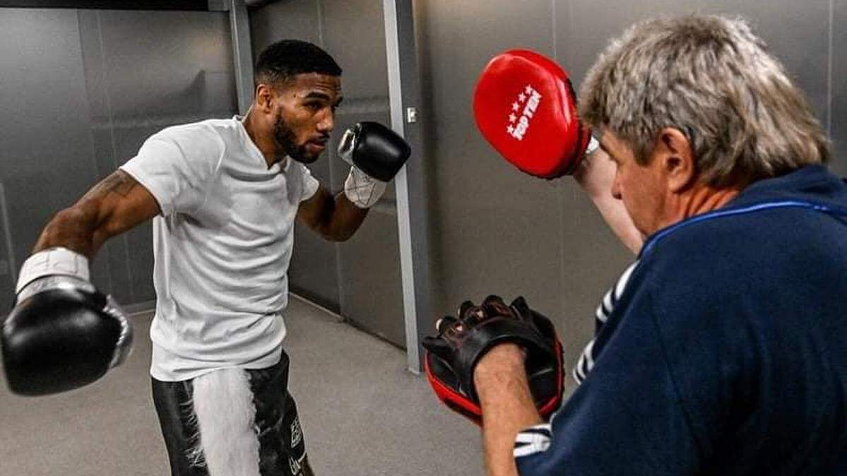 Osley Iglesias viene haciendo ruido en Europa y el próximo de 9 diciembre espera sonar más fuerte que nunca cuando combata en Polonia por su primera faja mundial súper mediana, de la Organización Mundial del Boxeo, contra el ucraniano Andrii Velikovskyi.