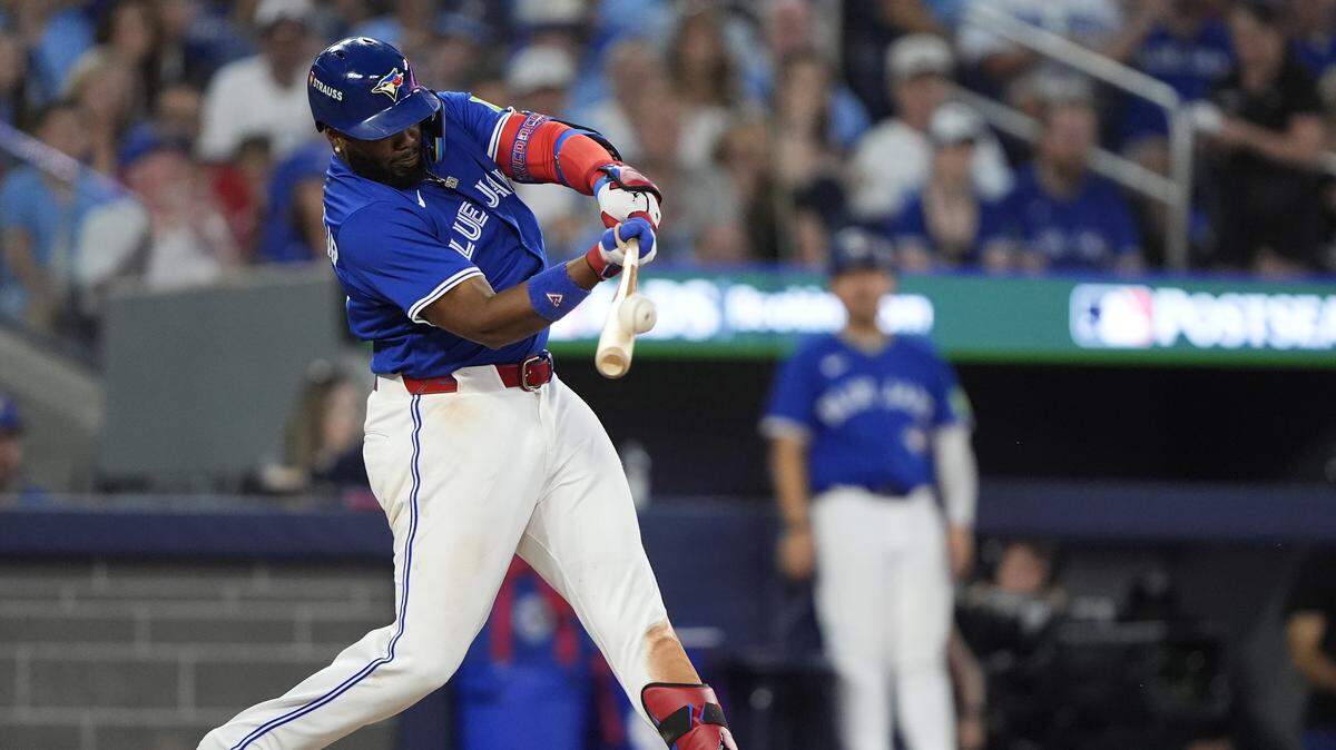 El primera base de los Azulejos Vladimir Guerrero Jr. batea en el octavo inning ante los Yankees de Nueva York, en el segundo juego de la Serie de División de la Liga Americana celebrado el 5 de octubre de 2025 en Toronto.