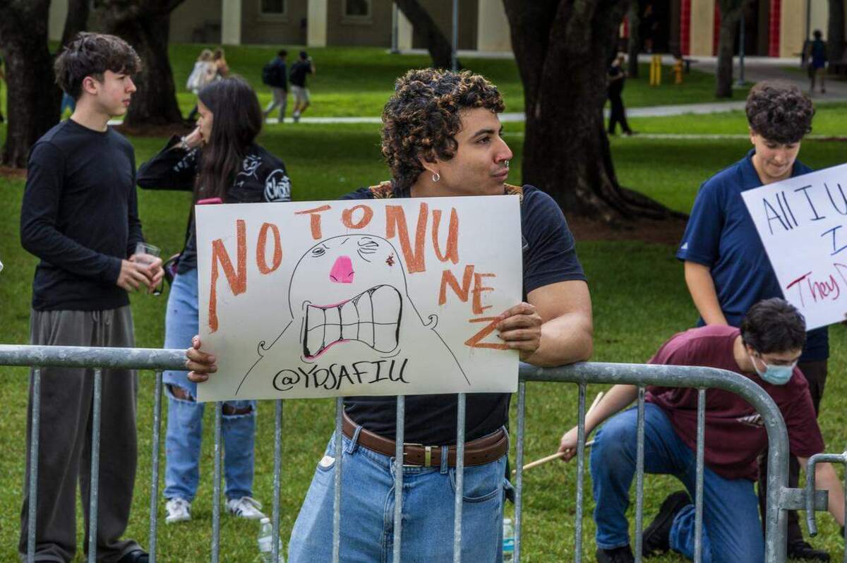 El estudiante de la FIU, Michael Andrillon, protestó frente al Graham Center contra la presidenta de la universidad, Jeanette M. Nuñez.