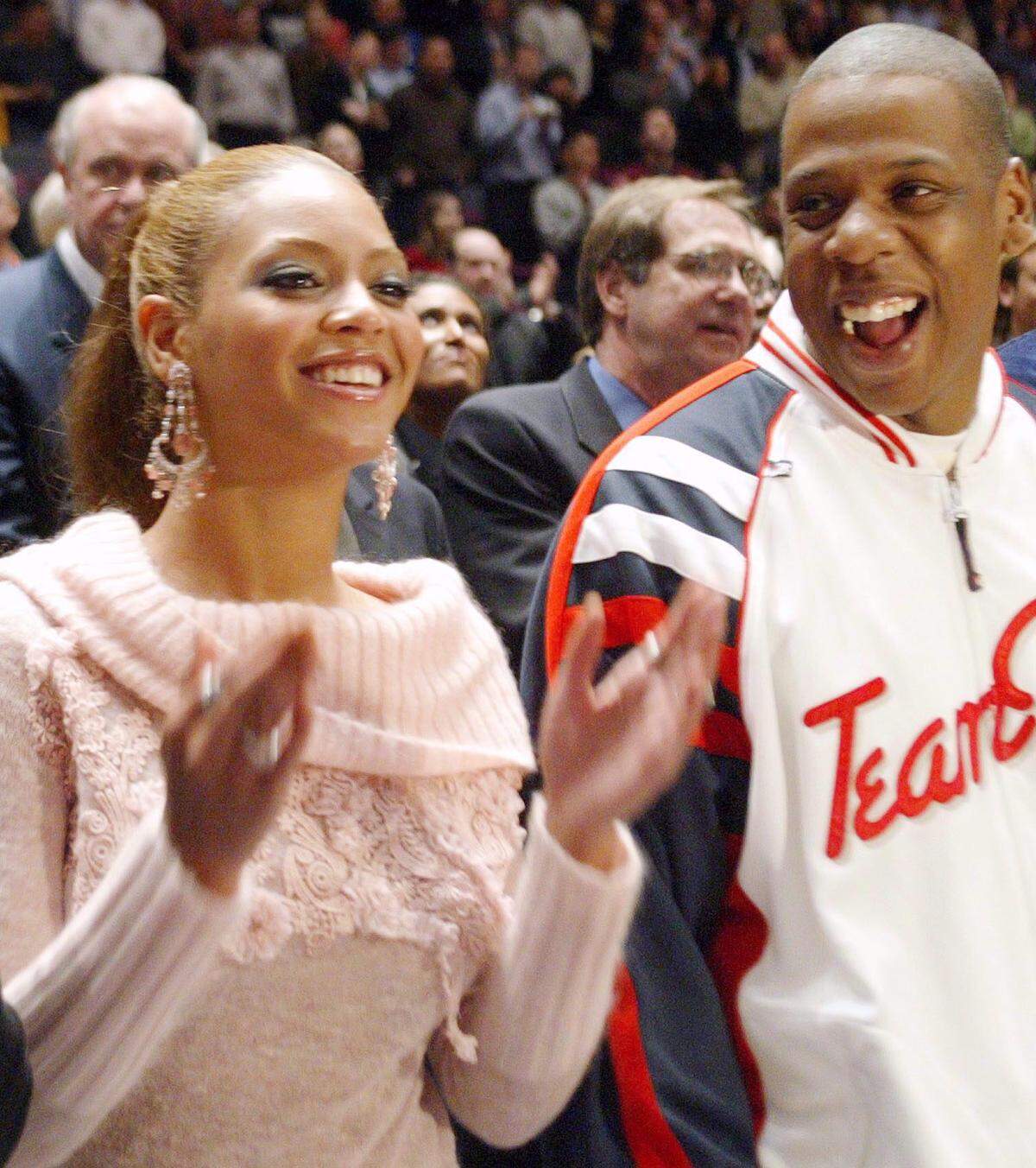 Su matrimonio con Jay-Z, uno de los raperos más influyentes del mundo, ha sido tanto un vínculo personal como una alianza artística. 