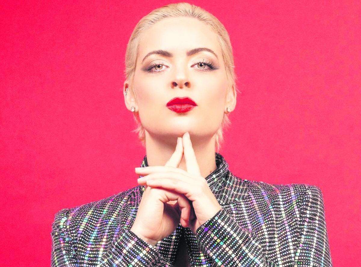 La actriz Claudia Valdés recuerda su primera cita con Alexis Valdés y adelanta los planes que tienen para los enamorados, con varios humoristas de Miami.