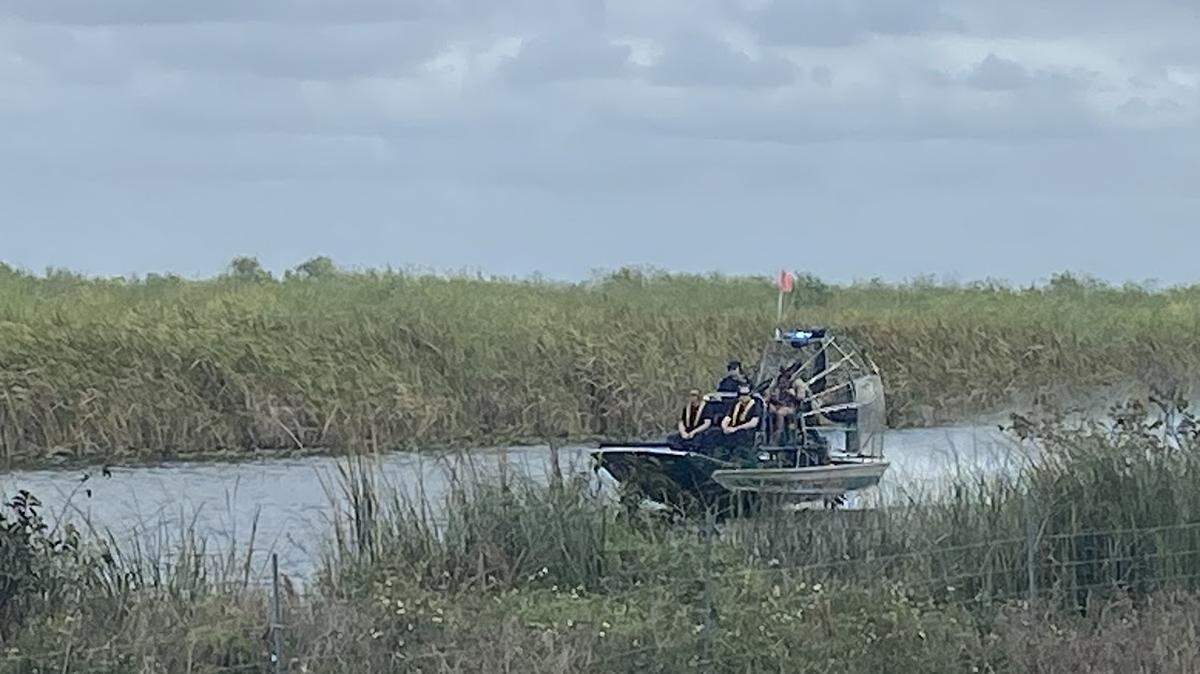 Rescatistas se trasladan en un hidrodeslizador al lugar donde una avioneta monomotor se estrellara en los Everglades el miércoles 24 de enero de 2024.