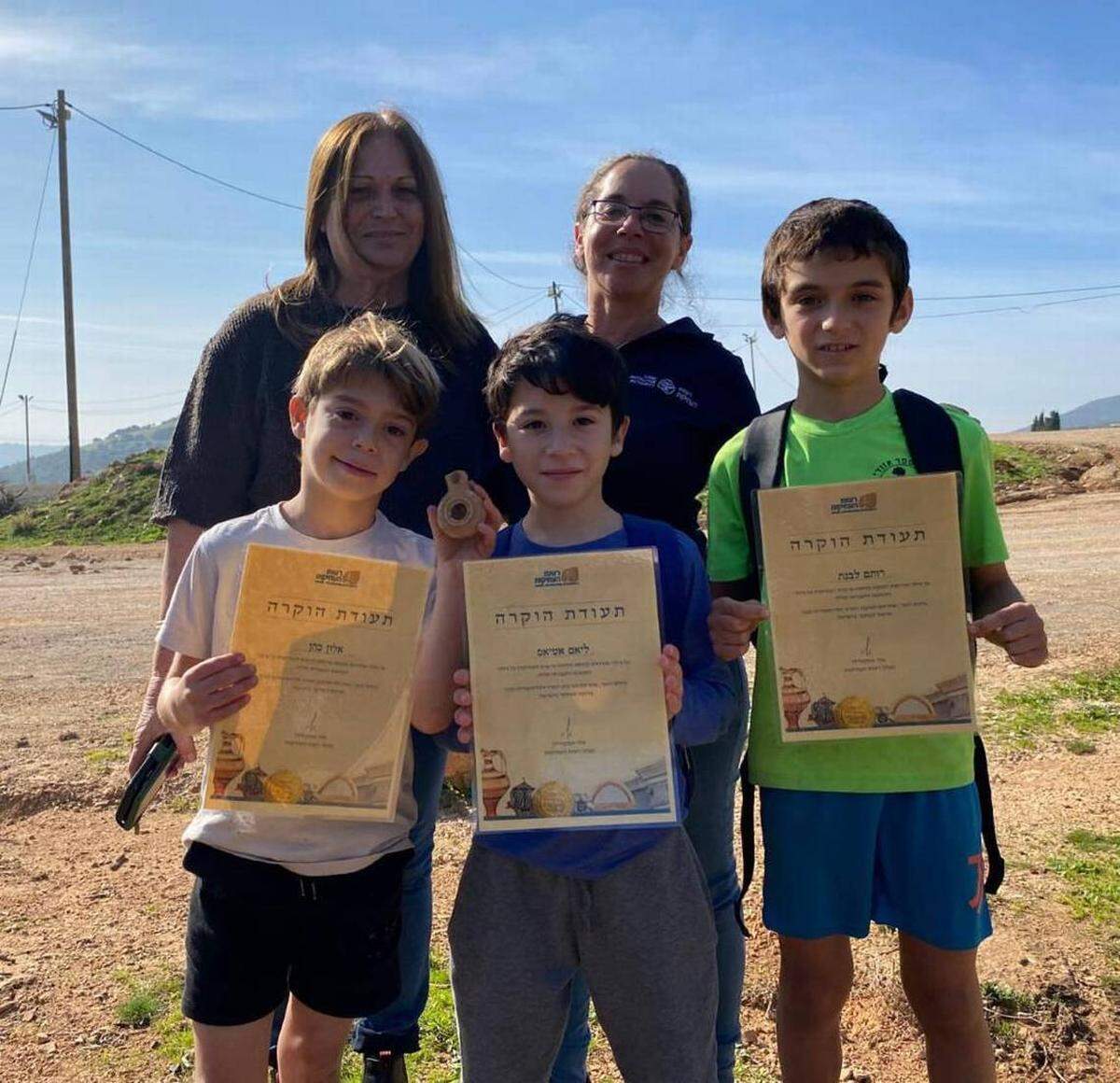 Los chicos con sus certificados de agradecimiento y la vela de barro. Foto del Distrito Norte del Ministerio de Educación de Israel.