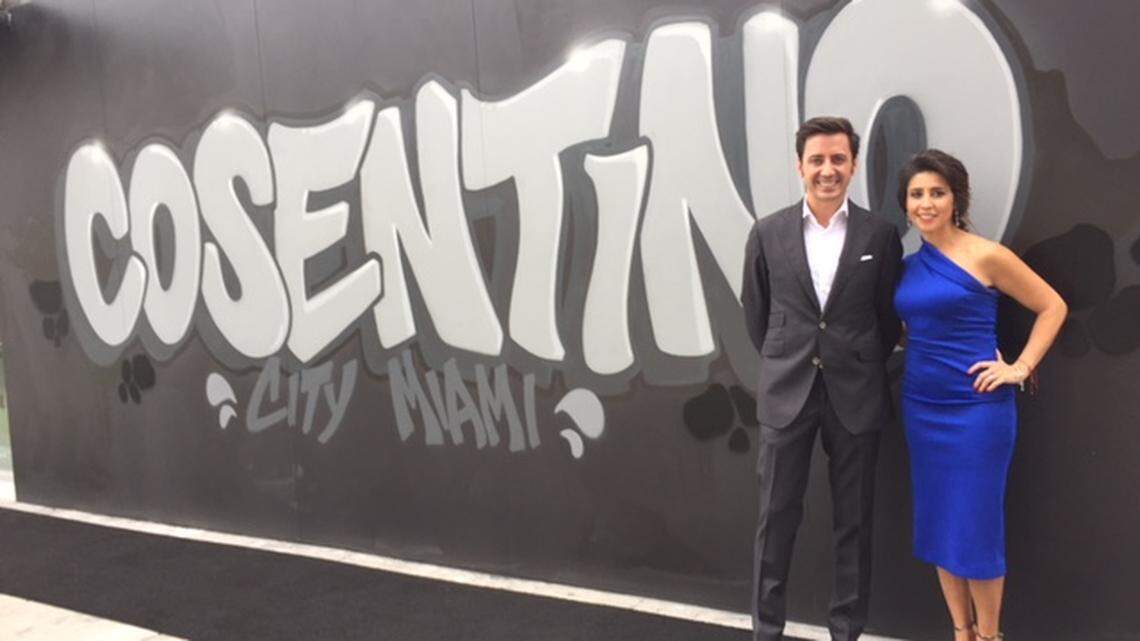 Eduardo Cosentino, presidente ejecutivo de Cosentino para Norteamérica, y Carolina Almeida, administradora general de Cosentino City en  Miami, durante la inauguración de este nuevo centro en el Design District, el tercero en Estados Unidos.