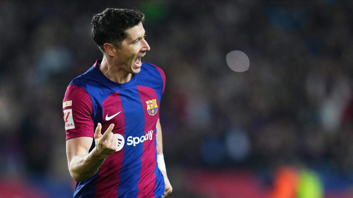 Con un doblete de Robert Lewandowski, Barcelona remontó y venció 2-1 al Alavés para mantenerse en el tercer puesto de la tabla.