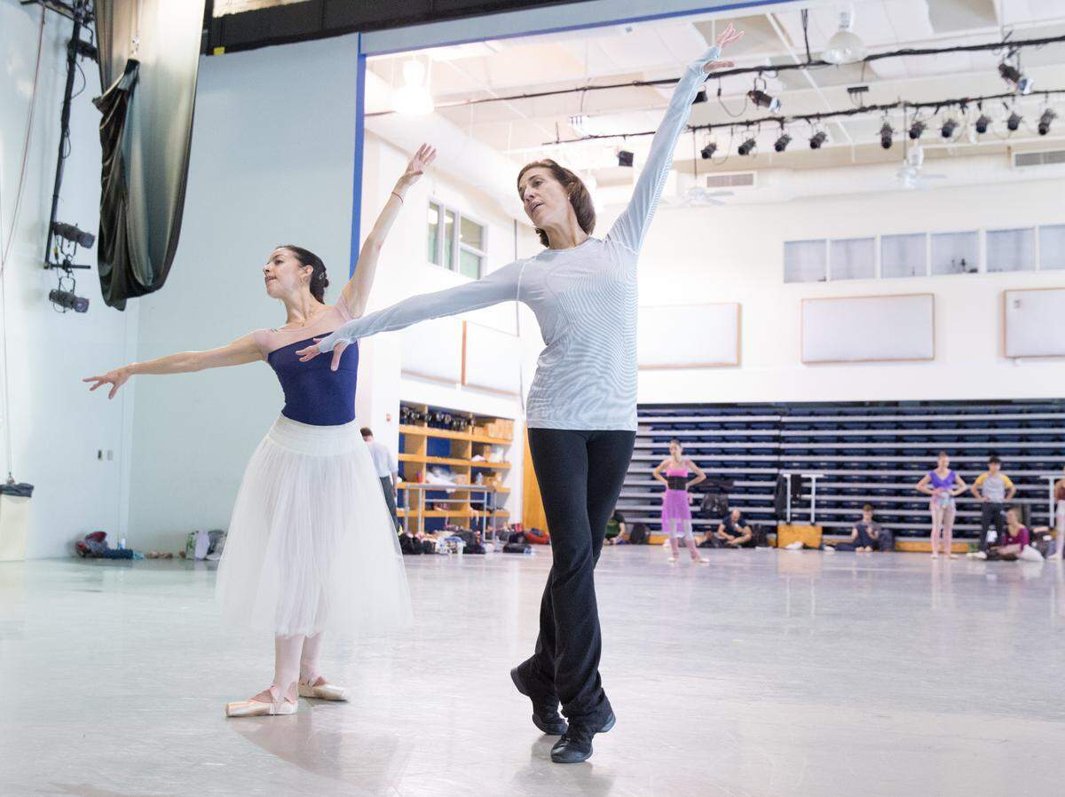 Lourdes López ensayando “El Cascanueces” de George Balanchine con la bailarina principal Katia Carranza.