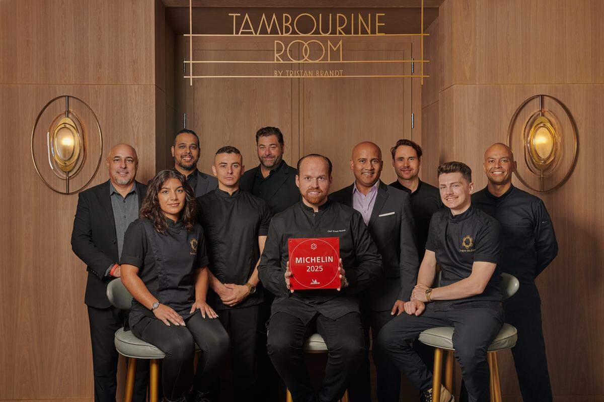  El equipo culinario de Tambourine Room, que acaba de reabrir en Miami Beach en el Carillon Wellness Resort.