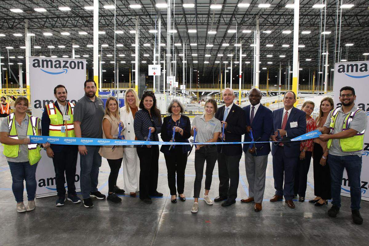 Autoridades del condado de Miami-Dade asistieron a la gran apertura del nuevo centro logístico de Amazon en Homestead.