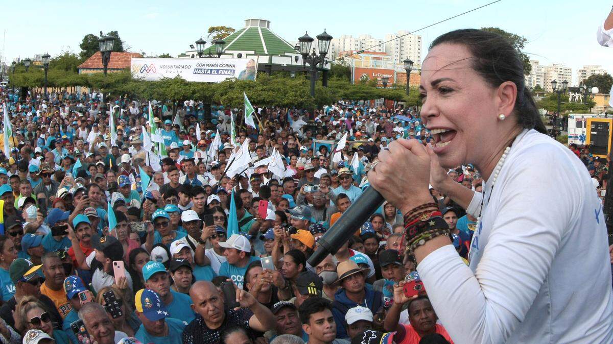 Una representante de la ONU advierte que el gobierno de Venezuela ha aumentado la represión contra candidatos opositores como María Corina Machado.  En la foto, Machado participa en un acto de campaña política en Maracaibo, Venezuela, el 11 de agosto de 2023.
