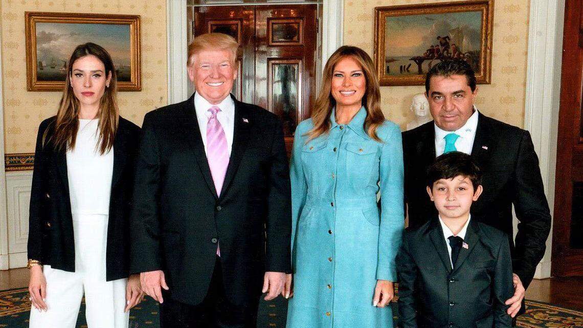 De izquierda a derecha: Amanda Ungaro, el presidente Donald Trump, la primera dama Melania Trump y Paolo Zampolli, junto con el hijo por cuya custodia Ungaro y Zampolli mantienen una disputa.