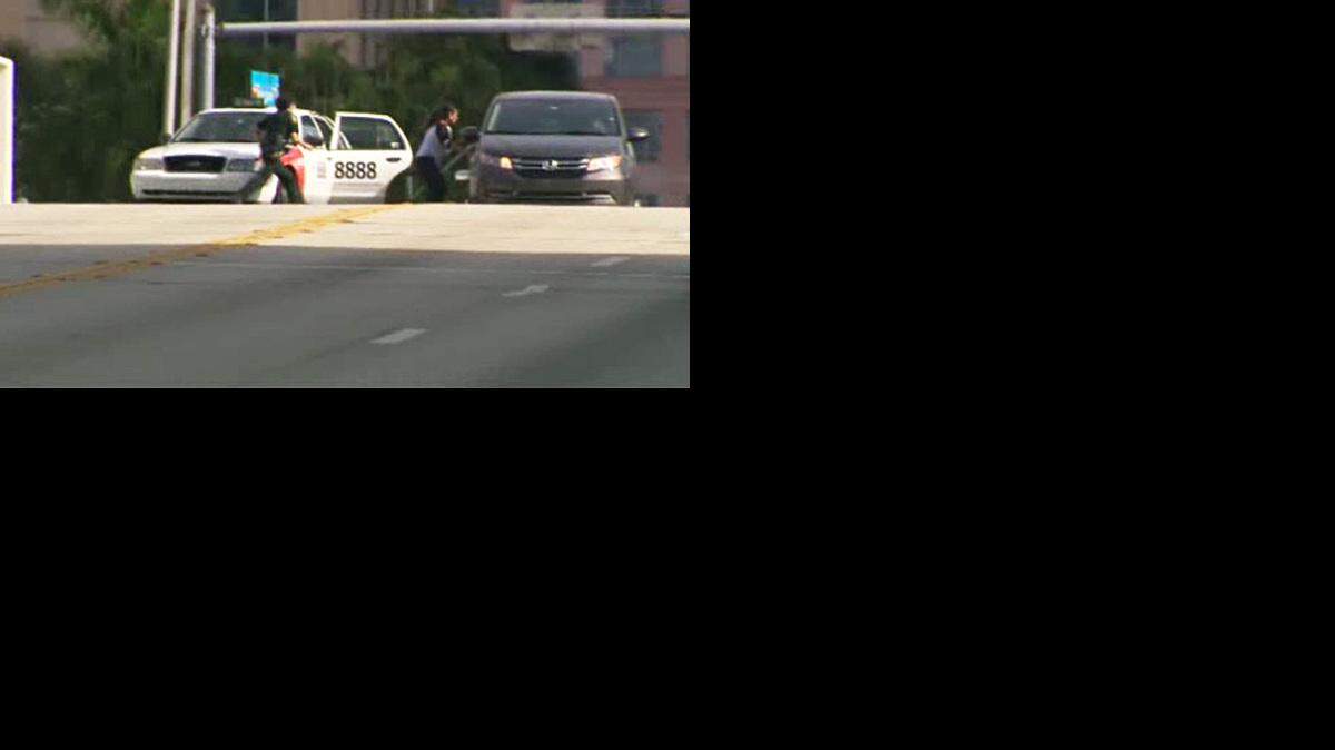 La mujer subió a un taxi pero los agentes le dijeron al conductor que se parara.