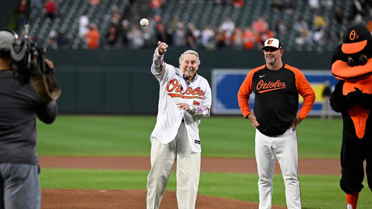 Brooks Robinson lanza la primera bola en un partido de los Orioles ante los Astros de Houston, el 24 de septiembre de 2022 en Baltimore.