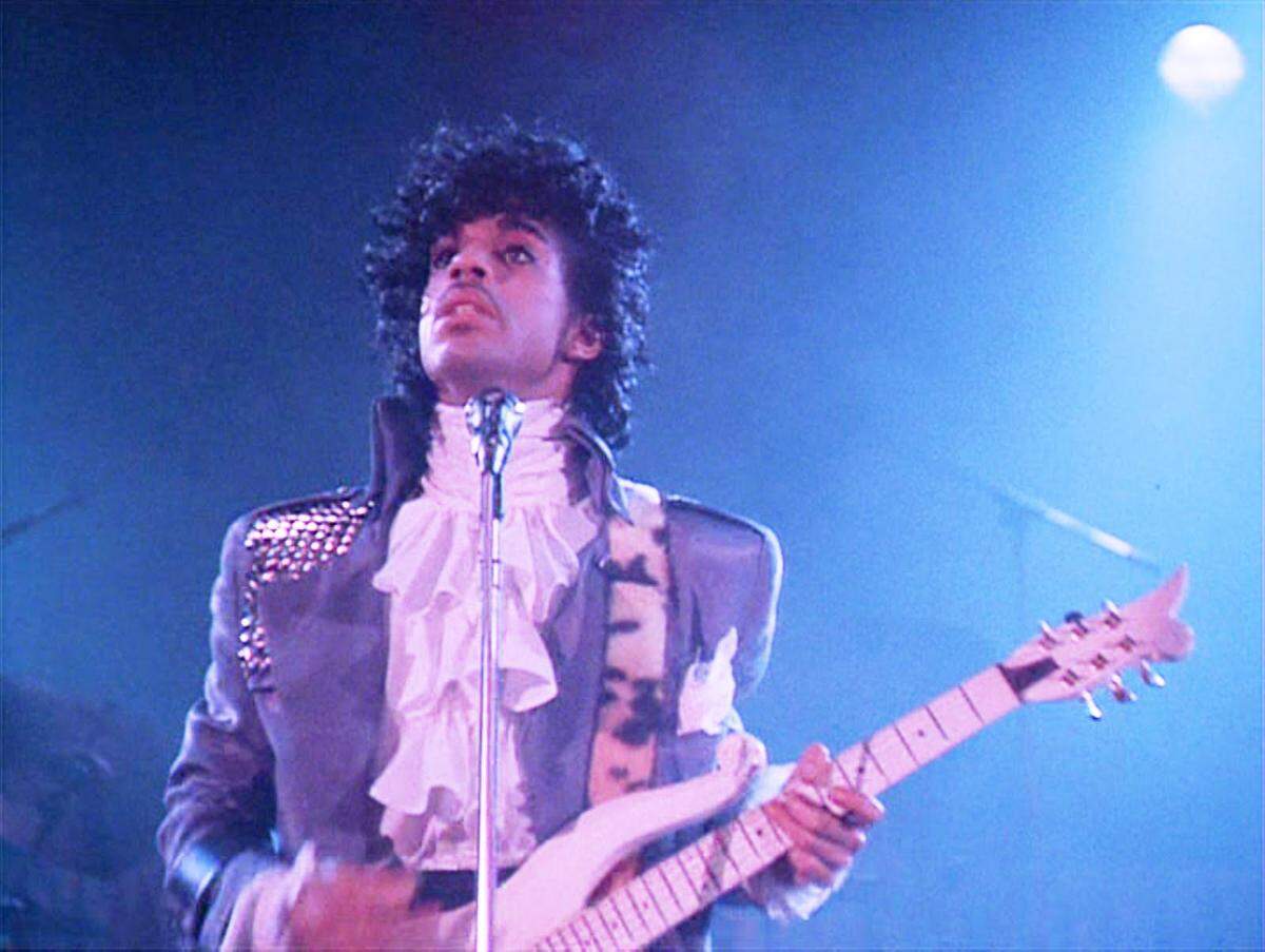 En Coral Gables Art Cinema ‘Purple Rain’ (1984) con la actuación estelar de Prince. Drama musical retrata a un joven artista arrogante y vulnerable a la vez.