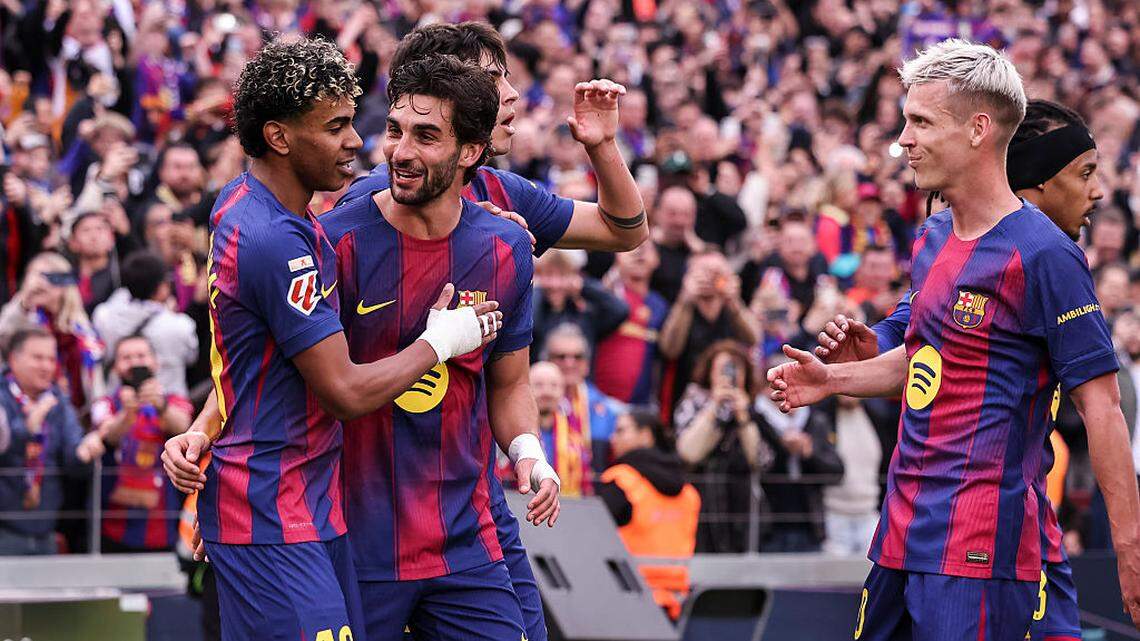 El delantero de Barcelona Lamine Yamal (izq.) celebra un gol con sus compañeros de equipo en el partido de la liga española ante Villarreal, efectuado el 28 de febrero de 2026 en Barcelona. 