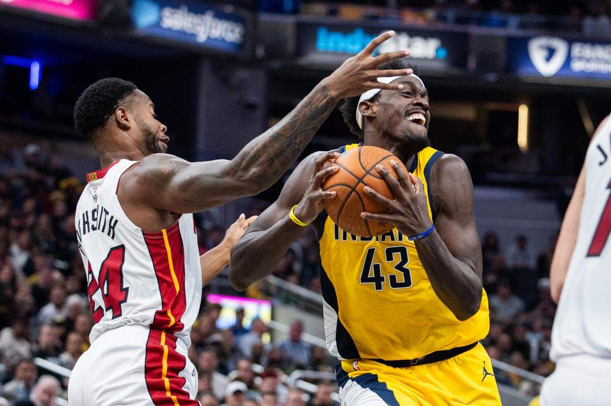 El jugador de los Pacers Pascal Siakam (der.) trata de pasar la marca de Haywood Highsmith, del Heat de Miami, en el partido celebrado el 15 de noviembre de 2024 en Indianápolis.