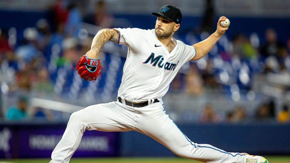 El relevista de los Marlins Tanner Scott lanza en el noveno inning del partido ante los Rockies de Colorado, celebrado el 23 de junio de 2022 en Miami.