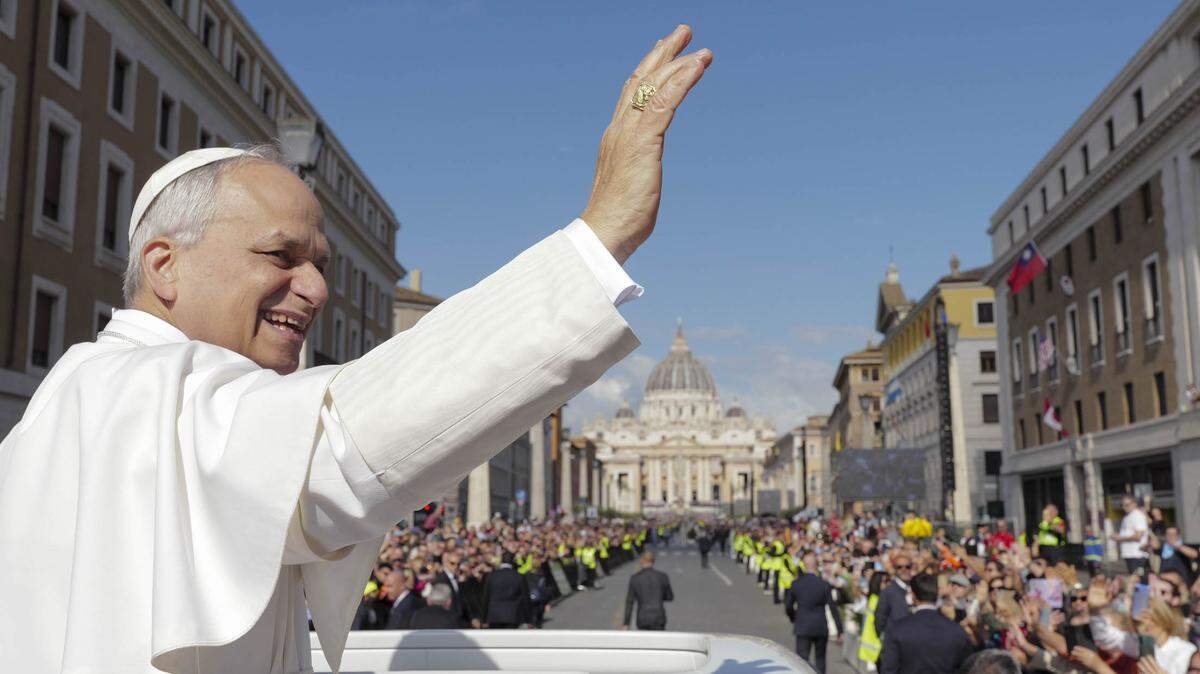 El papa León XIV celebra una misa de inauguración formal de su pontificado, en la Plaza de San Pedro, en el Vaticano, el domingo, 18 de mayo de 2025.
