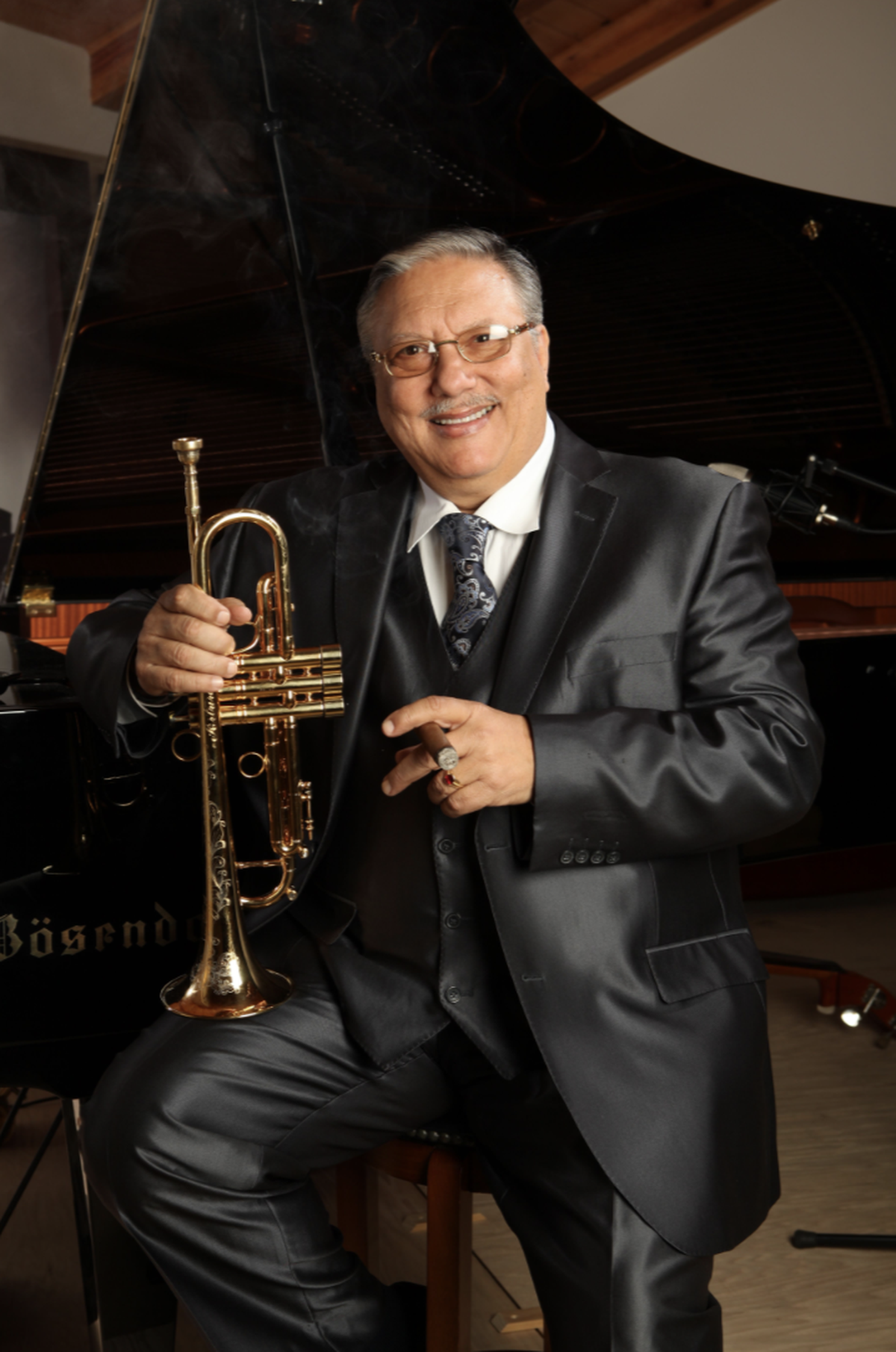 Sandoval ha ganado una decena de premios Grammy.