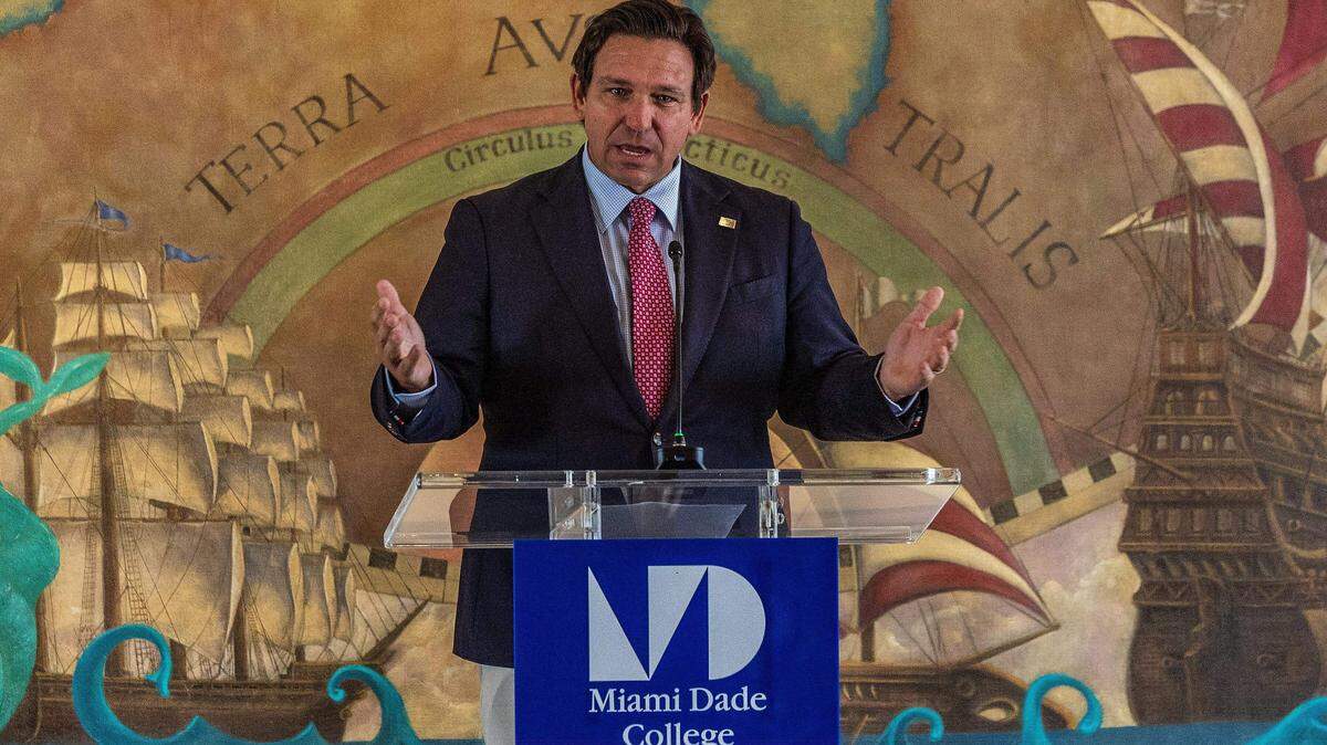 El gobernador de Florida, Ron DeSantis, habló durante un evento para conmemorar y honrar el Día de las Víctimas del Comunismo, al que asistieron líderes comunitarios y estudiantes de diferentes escuelas del condado. El evento fue organizado por la universidad en la Torre de la Libertad del Campus Wolfson, en Miami, el viernes 7 de noviembre de 2025.