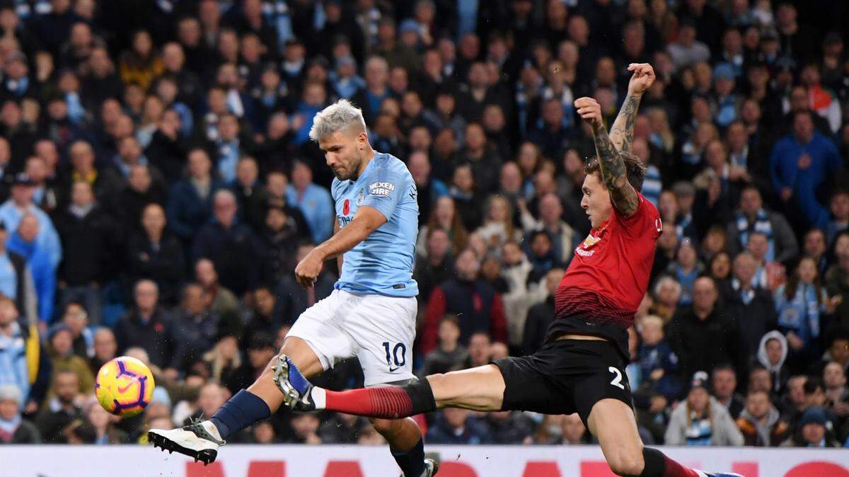 El argentino Sergio Agüero (izq.) anotó el segundo gol del Manchester City en el triunfo 3-1 ante el Manchester United, en el partido de la liga inglesa celebrado el 11 de noviembre de 2018.