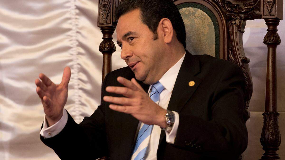 El presidente guatemalteco Jimmy Morales conversa con la embajadora de Canadá, Rita Marija Rudaitis-Renaud, durante una ceremonia de bienvenida para los embajadores en la ciudad de Guatemala, el jueves 10 de enero de 2019. La Corte Constitucional de Guatemala anuló la decisión de Morales luego de deliberaciones durante toda la noche sobre cinco apelaciones, bloqueando a Morales Decisión de acabar unilateralmente con una comisión anticorrupción de la ONU. (AP Photo/Moises Castillo)