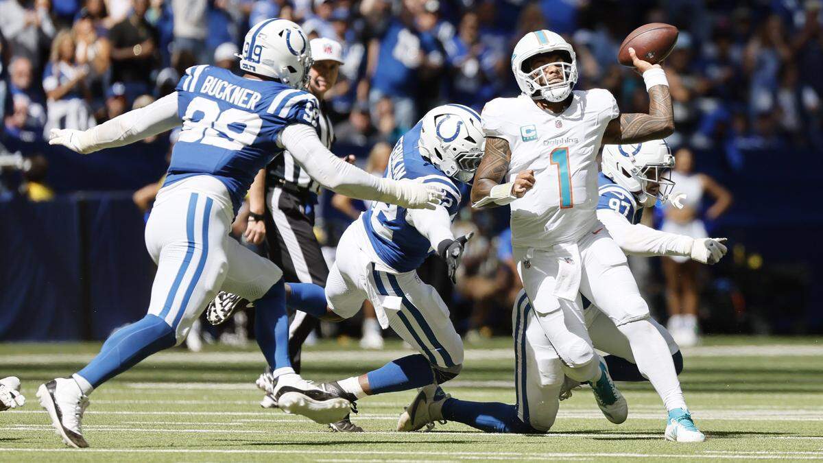 El quarterback de los Dolphins de Miami Tua Tagovailoa (1) trata de pasar el ovoide ante la defensa de los Colts, en el partido celebrado el 7 de septiembre de 2025 en el Lucas Oil Stadium en Indianápolis, Indiana.